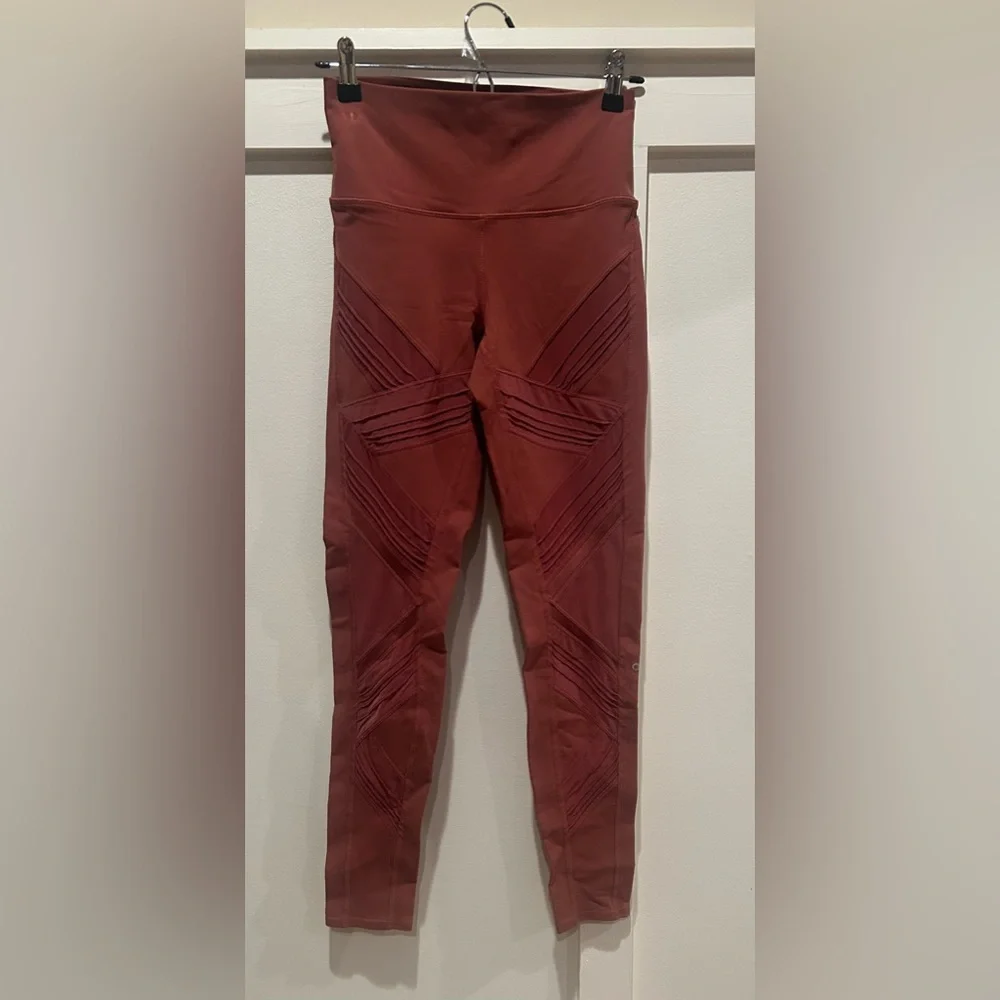 ALO YOGA Ultimate High-Waist Leggings in Earth / Mauve Pink (Moto Paneled)